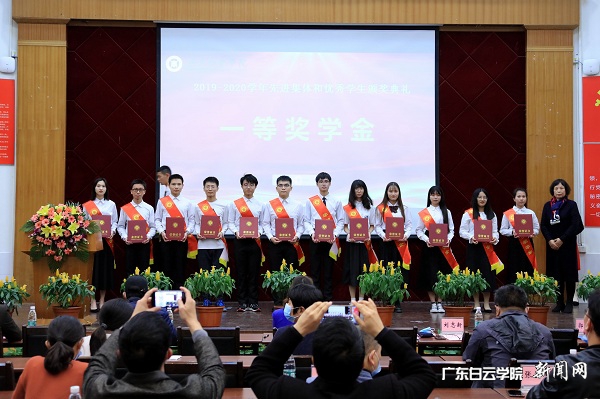 刘志新教授为学校一等奖学金获奖代表颁奖.jpg