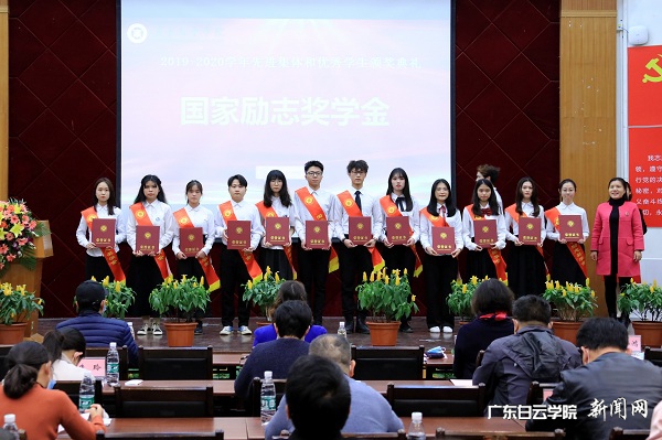 郭华鸿院长为国家励志奖学金获奖代表颁奖.jpg