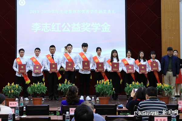 林向阳先生为李志红奖学金获得者颁奖 (2).jpg
