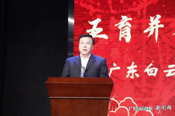黄大乾校长宣布闭幕及晚会开始.jpg