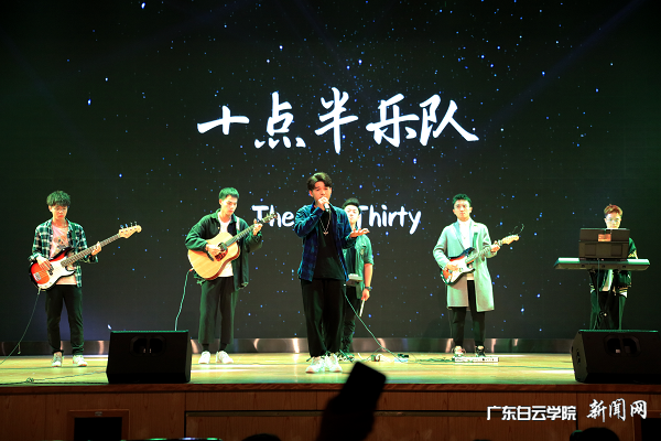 乐队演唱《让我留在你身边》.png