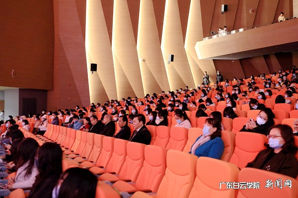 01校领导观看演出.jpg