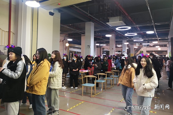 迎新年游园嘉年华活动现场.jpg