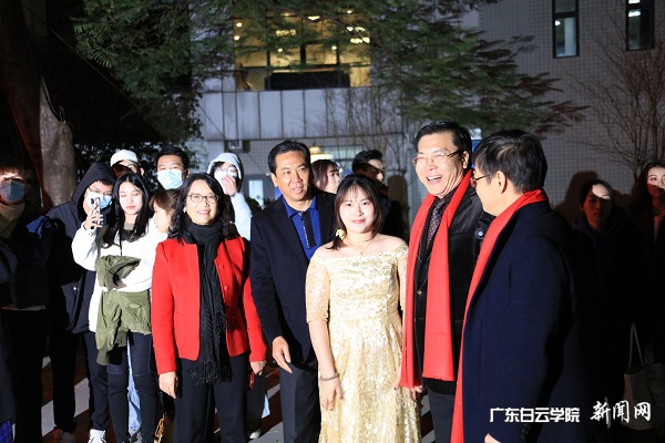 校领导与师生在一起.JPG