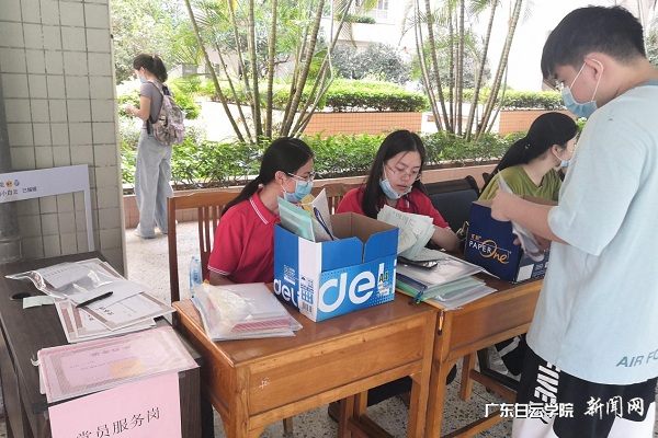 党员服务岗协助办理毕业生离校手续.jpg