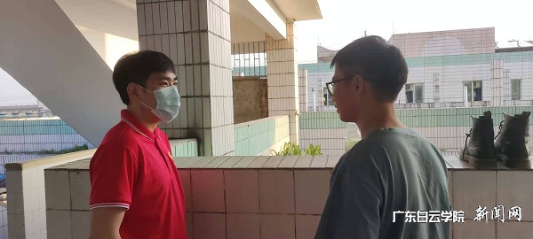 学生党员李剑明正在向宿舍长了解宿舍情况.jpg