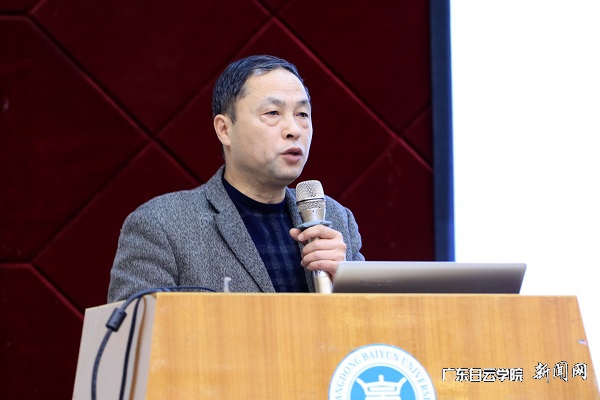 学生处处长邓建侠作学生工作总结.jpg