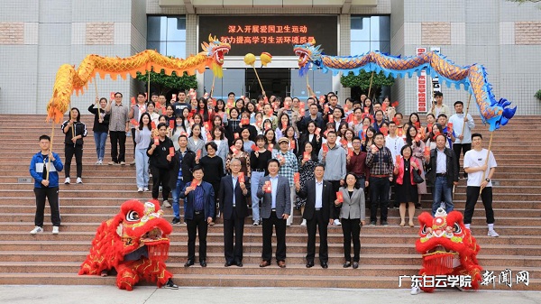 校领导派送“开门利是”并与新教职工合影.jpg