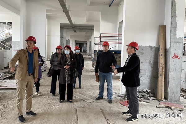 程玮副校长、陈峰副校长现场组织协调多部门开展二期校园建设工作.jpg