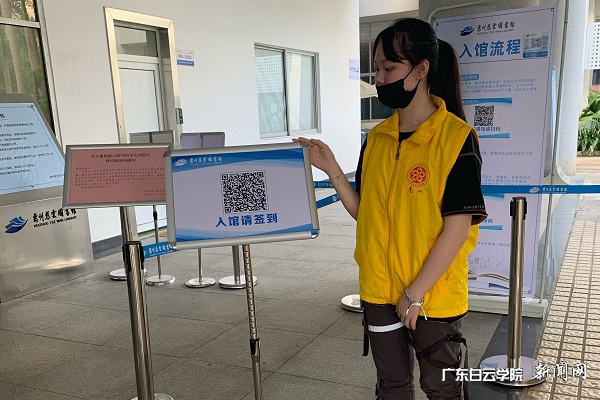 2019级工程造价3班王宝珺当志愿者照片3.jpg