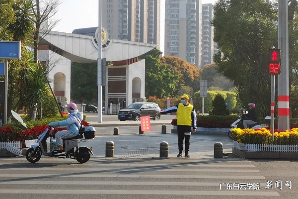 2019级土木工程2班陈思博当志愿者照片.jpg
