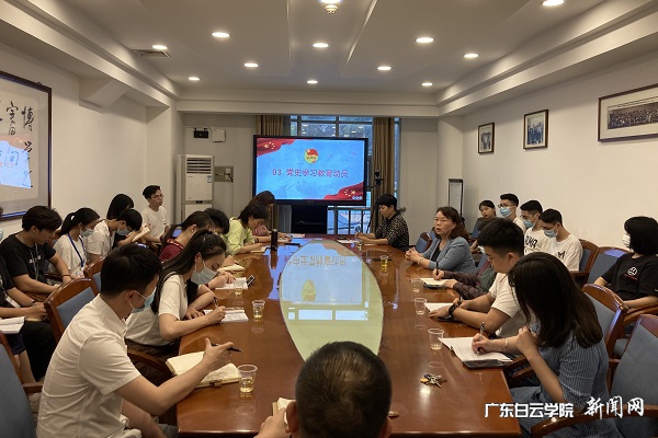 程玮副校长就会议内容作总结发言.jpg