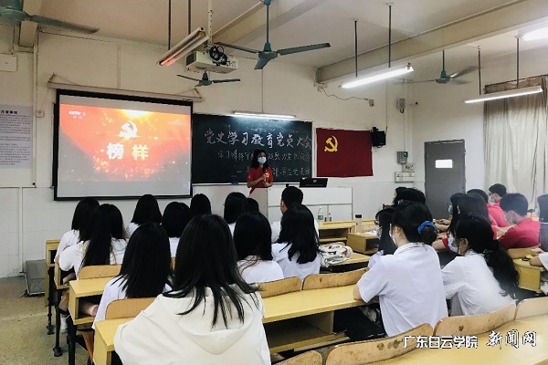 学生工作部学生党支部集中观看《榜样5》视频.jpg