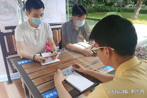 学生参与活动2.jpg