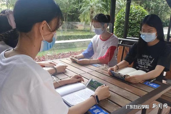 学生参与活动.jpg