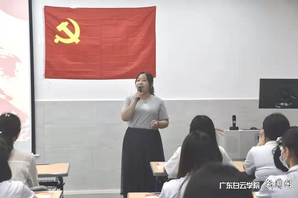 辅导员张佳虹老师主持开班仪式.jpg