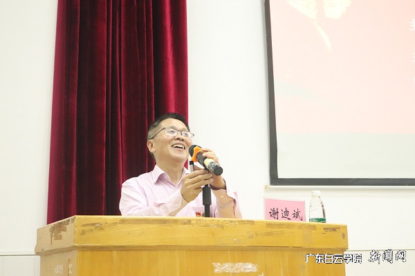 谢迪斌教授讲座中.jpg