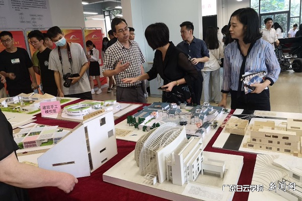 教务李念良处长（前排右3 ）参观建筑展区.jpg