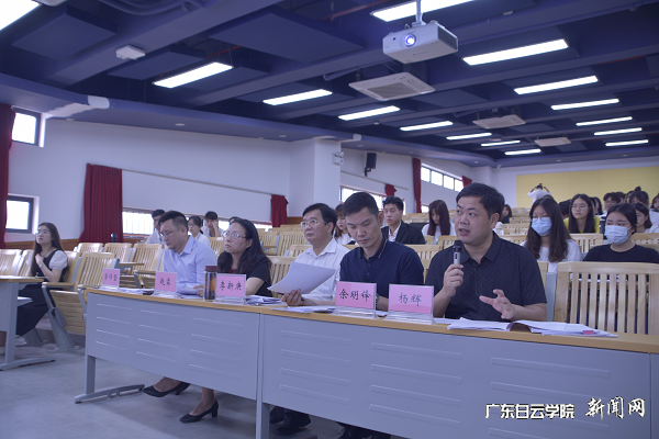 评委在提问.png