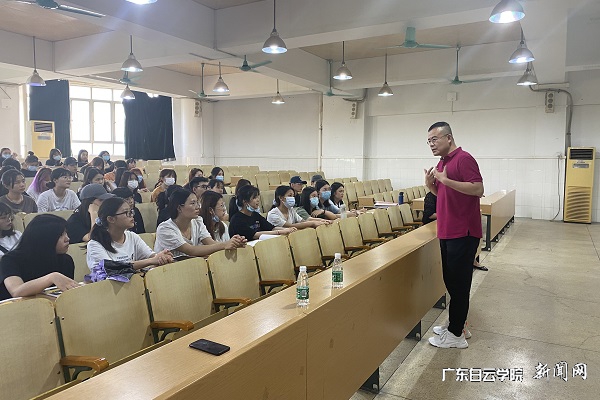 与同学互动.jpg