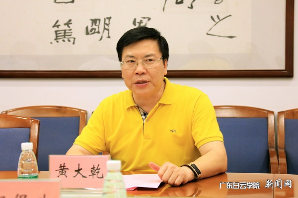 黄校.jpg
