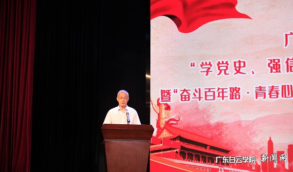 党委副书记易钢宣读了《关于批准郑淯凯等73名同学加入中国共产主义青年团的决定》.jpg