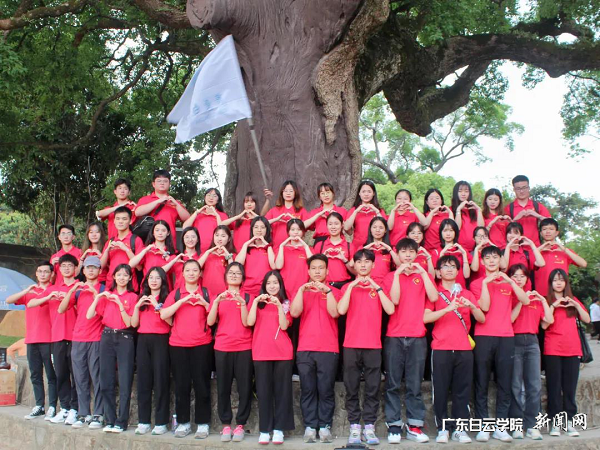 学生党员在千年古樟树下红歌飘扬.png