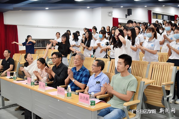 全场一齐高唱《我的祖国》.jpg