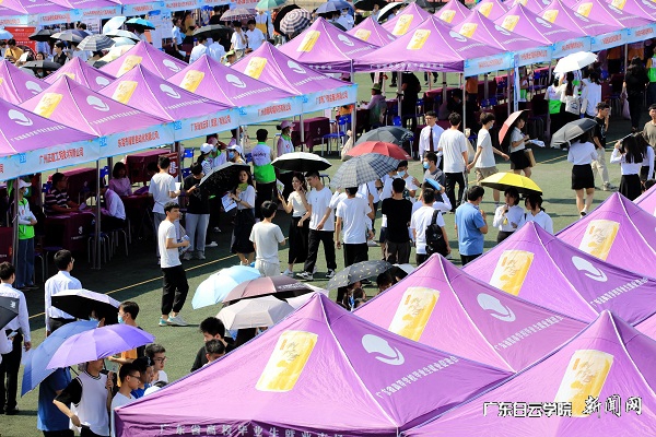招聘会现场.jpg