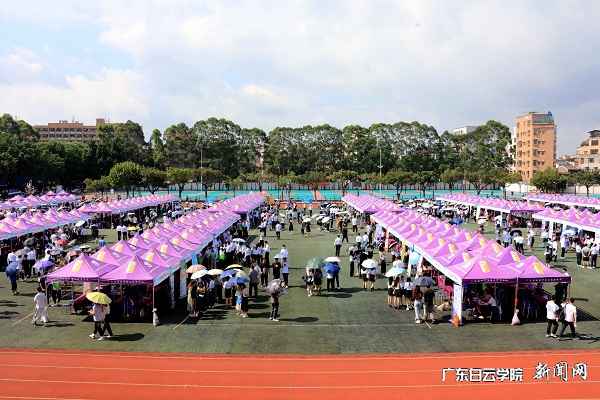 招聘会现场2.jpg