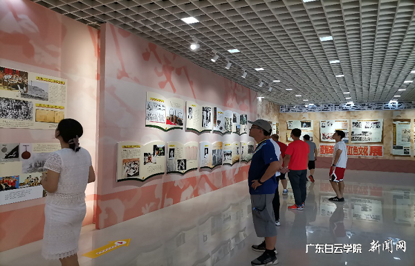 参观革命老区红色文化展览.png