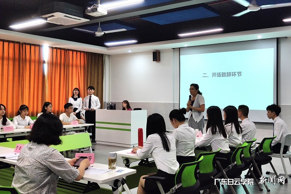 马丽莹院长上台发言.jpg
