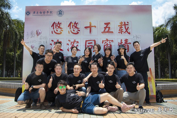校门合影.png