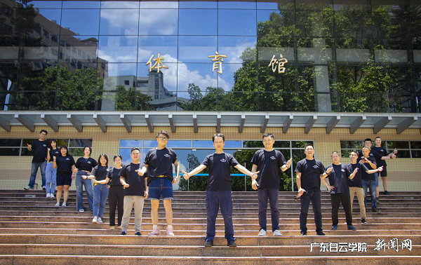 体育馆前合影.png
