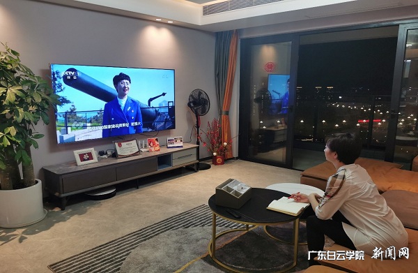 教育体育学院吴小丽副院长认真观看《焦点访谈》节目“党课开讲啦”.jpg