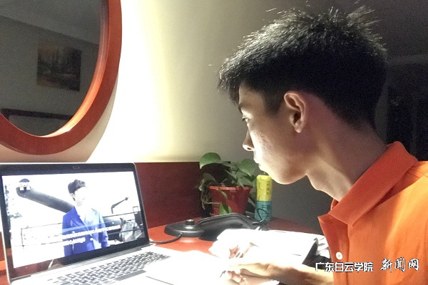 教育体育学院钟航老师认真观看《焦点访谈》节目“党课开讲啦”.jpg