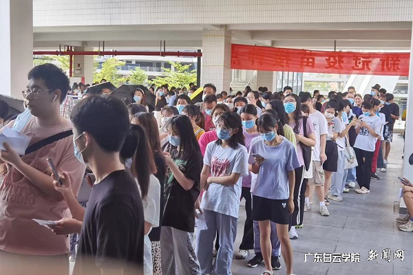 在新冠疫苗接种点排队等候的学生们.jpg