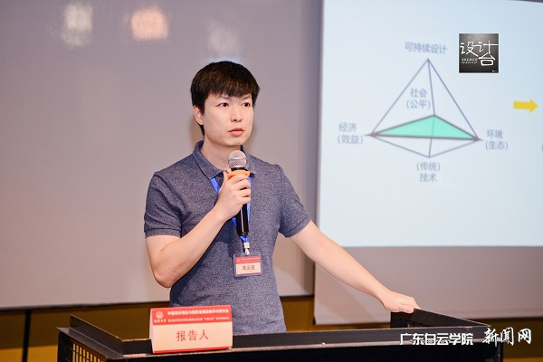 高云庭老师作报告.jpg