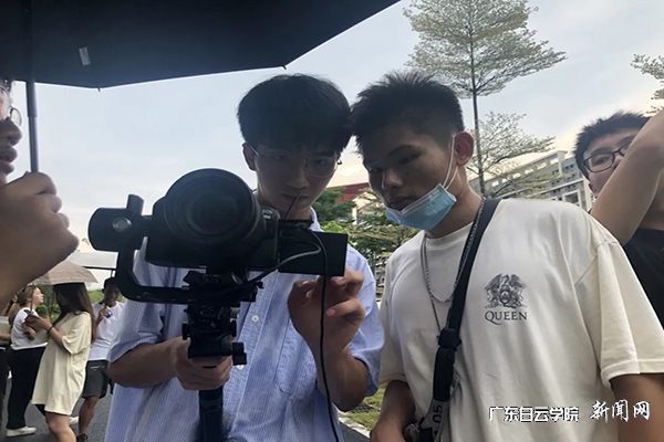 同学们在讨论画面.jpg