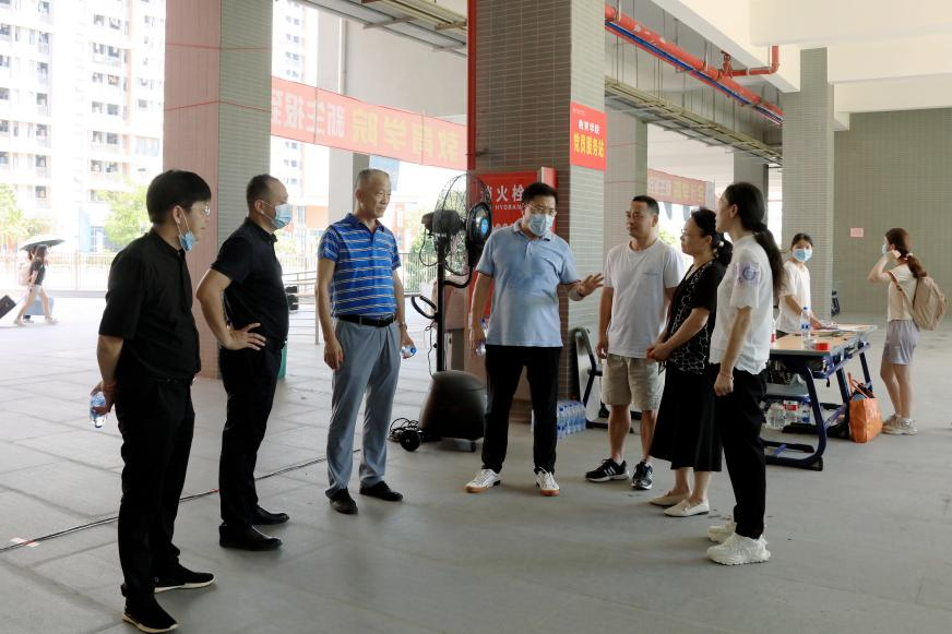 学校领导走访北校区迎新现场.png