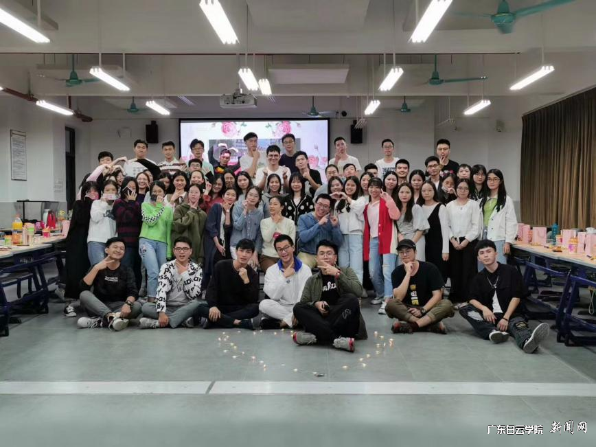 孙百慧老师参加学生班会活动.png