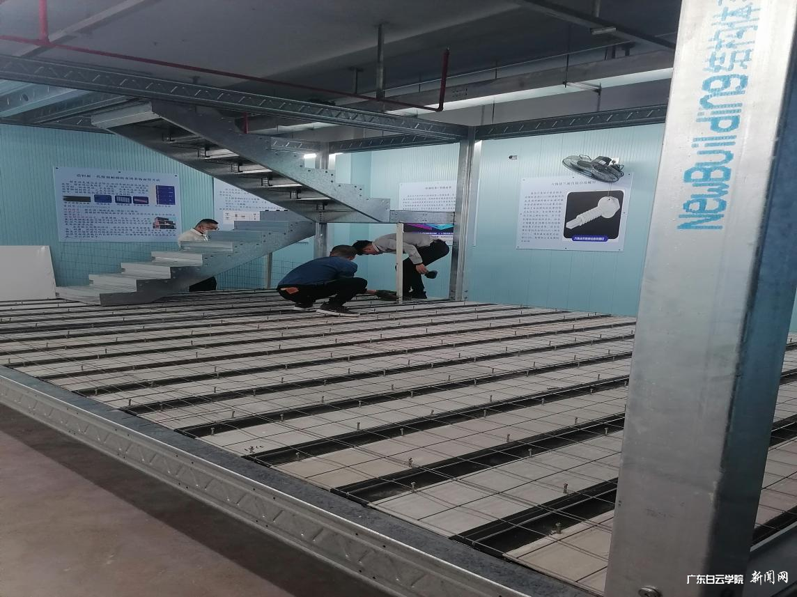 工人安装样板房屋.png 工人安装样板房屋.png